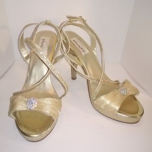 Dyeables Womens Gold Sandals Size 9B